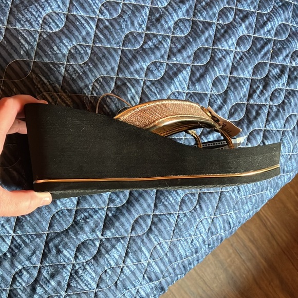 Gorgeous Guess sandals, size 10M, black and gold, NWT! - Picture 8 of 16